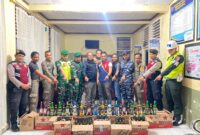 Tim SK4 Pesisir Selatan memperlihatkan ratusan botol minuman keras berbagai merek hasil razia di Kantor Satpol PP setempat 
