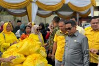 Wakil Bupati Pesisir Selatan saat meninjau lapak bazar sembako murah yang digelar oleh DPD Partai Golkar Pesisir Selatan di depan Kantor Partai Golkar setempat 