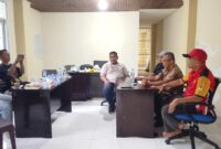 Ketua Tim Penjaringan dan Penyaringan (TPP) Musorkab KONI Pesisir Selatan Gestrojoni saat memberikan keterangan pers di Sekretariat KONI Pesisir Selatan pada Kamis (23/10/2025)
