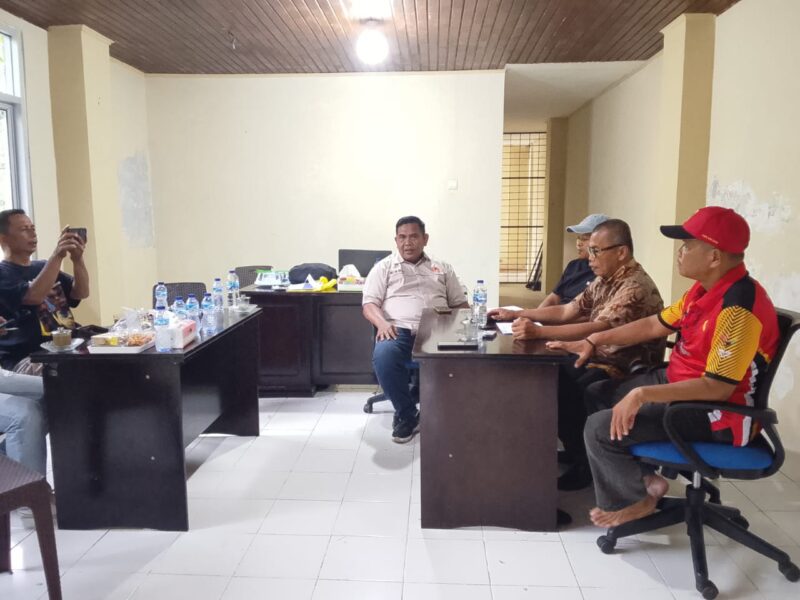 Ketua Tim Penjaringan dan Penyaringan (TPP) Musorkab KONI Pesisir Selatan Gestrojoni saat memberikan keterangan pers di Sekretariat KONI Pesisir Selatan pada Kamis (23/10/2025)