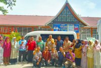 Anggota DPRD Provinsi Sumatera Barat Zarfi Deson foto bersama dengan Kepala SMAN 1 Sutera Yuliwarman, majelis guru dan Komite sekolah seusai penyerahan mobil operasional untuk sekolah tersebut, Sabtu (25/10/2025)