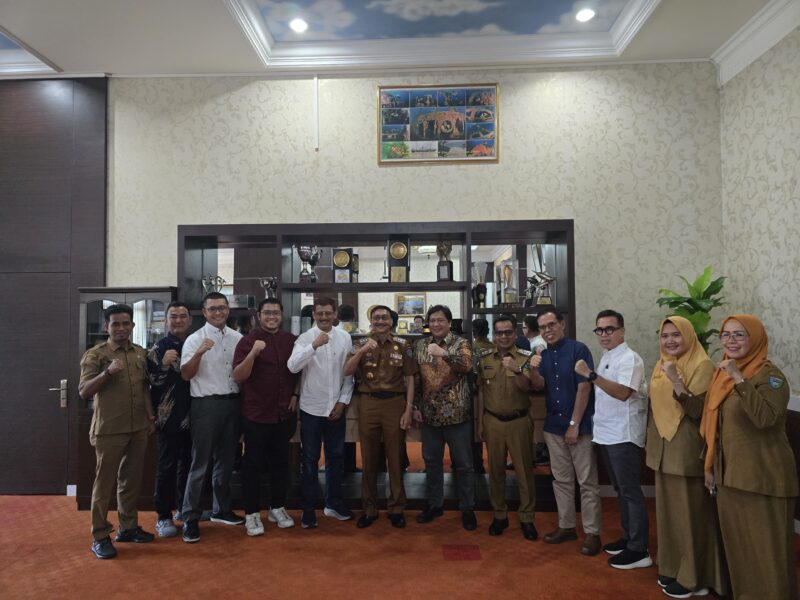 Bupati Pesisir Selatan Hendrajoni bersama dengan Wabup Risnaldi Ibrahim dan jajaran saat menerima kunjungan investor pembangunan pabrik kepala sawit yang didampingi oleh Tokoh Pesisir Selatan Alirman Sori di ruang kerja bupati setempat pada Senin (27/10/2025)