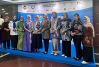 Dengan senyum bangga, tim Aceh menerima penghargaan dari Menteri KKP Sakti Wahyu Trenggono setelah berhasil meraih juara di Lomba Masak Serba Ikan Nasional 2025 @ Hak cipta foto di atas dikembalikan sesungguhnya kepada pemilik foto