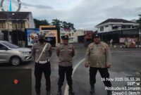 Anggota Polsek Rangkasbitung bersama Satuan Lalu Lintas Polres Lebak membuat kemacetan di Alun-Alun Rangkasbitung

