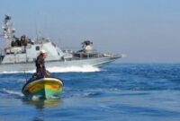 Angkatan Laut pendudukan menangkap 3 nelayan di lepas pantai Gaza

