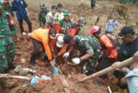 Di Garis Depan Longsor Cibeunying, Personel Kodam IV/Diponegoro Terus Berjuang Demi Kemanusiaan

