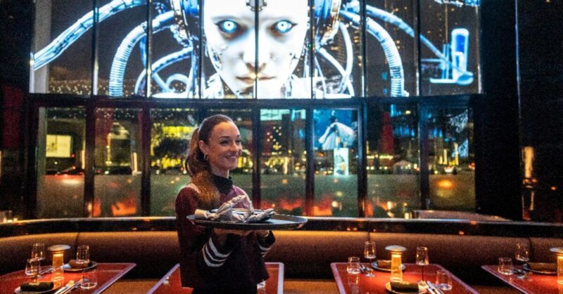 'Dinosaurus tartare' dan hologram: Koki AI Dubai memicu kekaguman dan kemarahan


