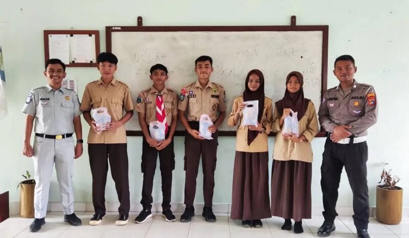 Edukasi Tertib Berlalu Lintas di SMAN 1 Damar Beltim, Satlantas Polres Beltim Gelar “Goes To School”

