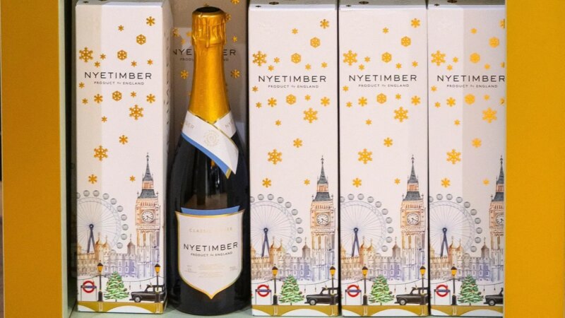 English Bubbly Akan Berkilau Di Bandara Heathrow London

