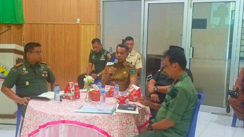 Wakil Bupati Pesisir Selatan Risnaldi Ibrahim saat menghadiri rapat koordinasi lanjutan penyiapan lahan pembangunan Yonif TP, yang digelar di Makodim 0311/Pesisir Selatan, Painan, Selasa (4/11/2025). 