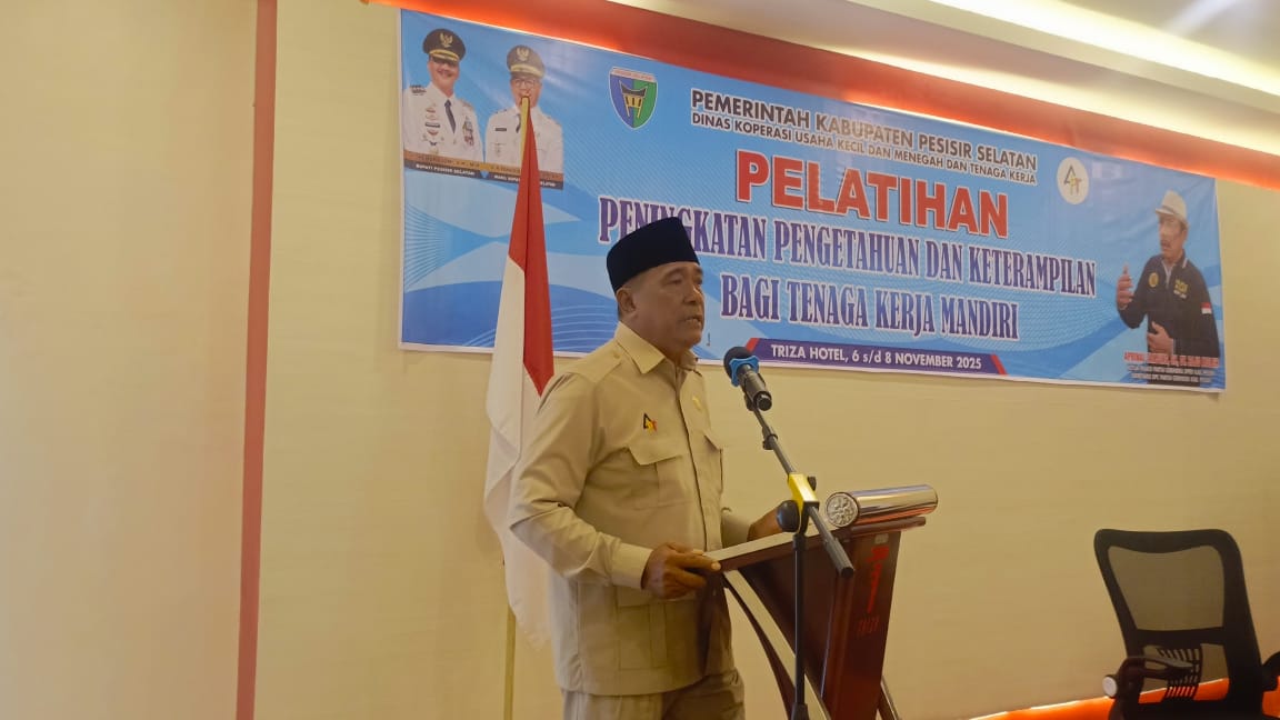 Anggota DPRD Kabupaten Pesisir Selatan Aprinal Tanjung Dt Rajo Moleh saat memberi sambutan dalam acara Pelatihan Peningkatan Pengetahuan dan Keterampilan bagi Tenaga Kerja Mandiri