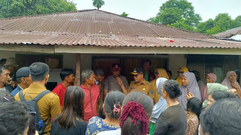 Wakil Bupati Pesisir Selatan Risnaldi Ibrahim saat mengunjungi daerah yang terdampak banjir