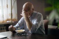 Mengapa Makan Sendirian Bisa Sangat Berbahaya bagi Lansia