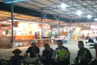 Ngobrol sambil jaga kampung di Kampung Saga Wilayah Hukum Polres Tangerang


