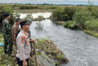 Polsek Sragi Bergerak Cepat Periksa Lokasi Tanggul Jebol di Kelurahan Depok

