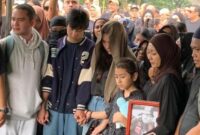 Saat menguburkan suaminya, Richa Novisha memeluk erat foto Gary Iskak

