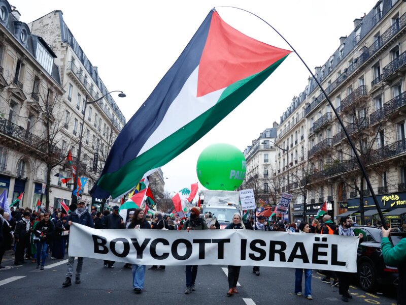 Demonstran di Athena saat mereka menuju kedutaan Israel selama demonstrasi solidaritas dengan Palestina (Prancis)