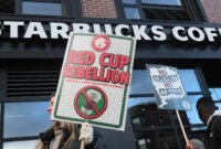 Serangan 'Pemberontakan Piala Merah' Starbucks Menyebar ke Lebih Banyak Toko, Kota, dan Pusat Besar di Pantai Timur

