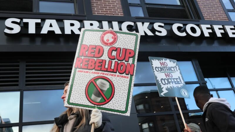 Serangan 'Pemberontakan Piala Merah' Starbucks Menyebar ke Lebih Banyak Toko, Kota, dan Pusat Besar di Pantai Timur

