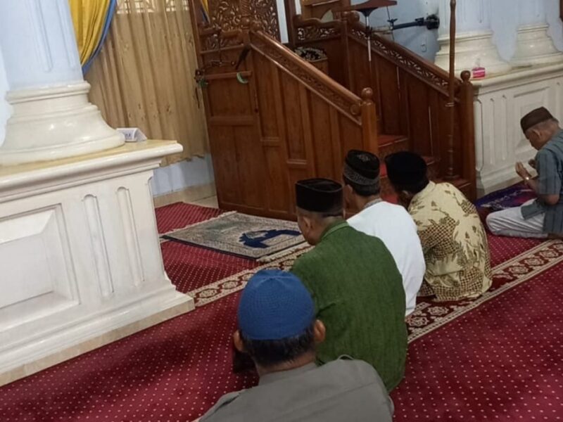Sholat Subuh Bersama Warga, Personil Polsek Pulomerak Taat –

