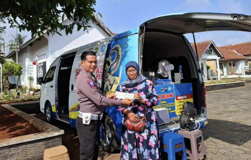 Tak perlu jauh-jauh ke kantor, warga bisa memanfaatkan Samsat Keliling di Kabupaten Pekalongan

