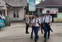 Wujud Nyata Pelayanan Prima, Anggota Polsek Cimarga Polres Lebak Lintas Siswa SMPN 1 Cimarga –

