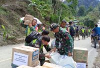 Babinsa Lintas Medan Berat untuk Salurkan Bantuan ke Desa Terpencil di Ketambe, Aceh Tenggara


