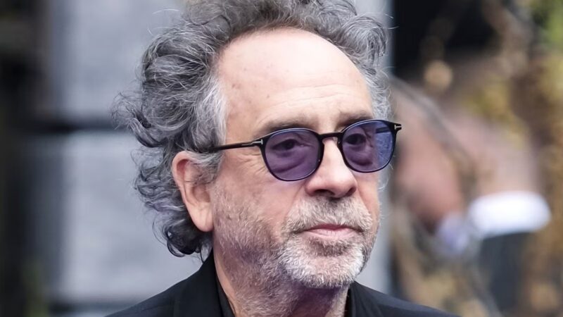Dr Alan Grant berdiri di tengah hujan di Jurassic Park