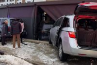 Mobil itu menabrak area tempat duduk luar ruangan bar Carmel

