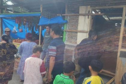 Ngeri! Pria bersenjata parang mengamuk merusak kios-kios di Pasar Mandar Polewali

