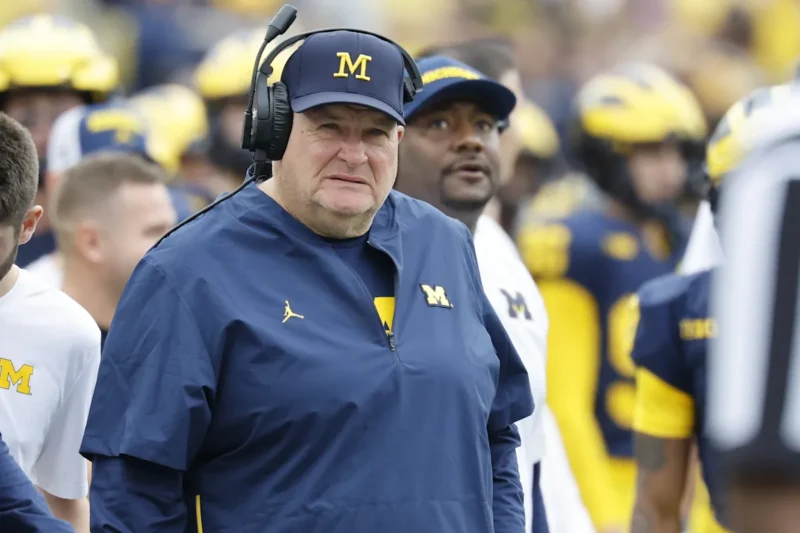 Pelatih kepala sementara Michigan Biff Poggi seharusnya malu pada dirinya sendiri


