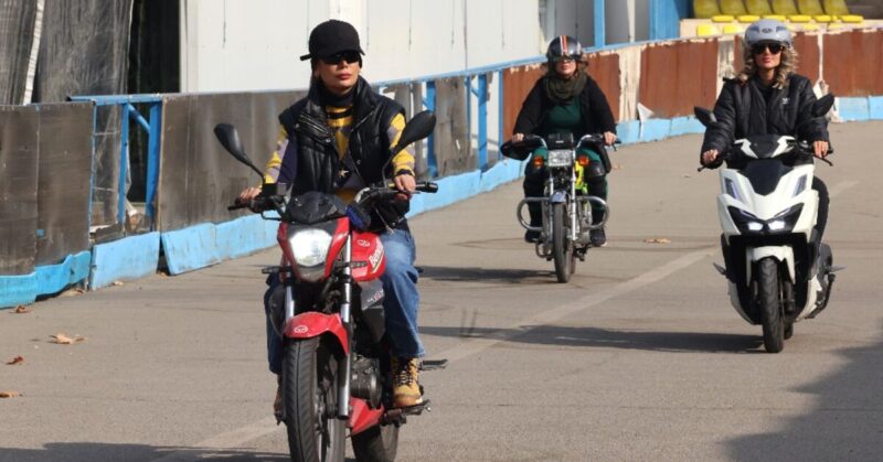 Pengendara sepeda motor perempuan di Iran tetap melakukan aksinya meski ada kendala hukum dan sosial

