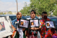 
<p>Dari kanan, Anggota Parlemen Michelle Paulene Abeyta, D-To’hajiilee, dan Senator Angel Charley, D-Acoma, bersiap pada 7 Februari 2025 untuk memperkenalkan undang-undang yang menciptakan Turquoise Alert. (Bella Davis/New Mexico Secara Mendalam)
