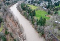 Peringatan banjir bandang dikeluarkan untuk kawasan Tukwila setelah tanggul Sungai Hijau jebol