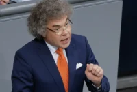 Politisi AfD dituduh memberi hormat Nazi di Bundestag | kebijakan

