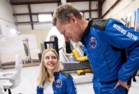Seorang mantan eksekutif SpaceX bergabung dalam misi Blue Origin dengan pengguna kursi roda pertama yang pergi ke luar angkasa

