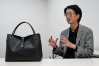 Takaichi memenangkan penggemar bukan dengan politik tetapi dengan gayanya, tas dan mantra 'kerja, kerja, kerja'

