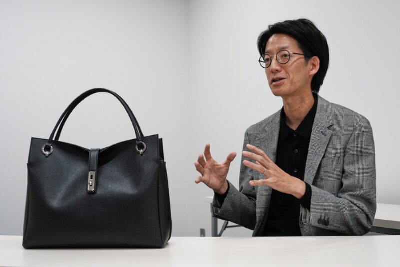 Takaichi memenangkan penggemar bukan dengan politik tetapi dengan gayanya, tas dan mantra 'kerja, kerja, kerja'

