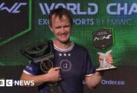 Diarmuid mengambil sabuk Kejuaraan Dunia Excel dari pemenang tiga kali Andrew Ngai