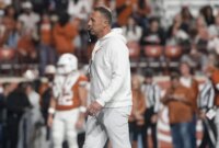 Pelatih kepala asosiasi Florida Gators untuk running back Jabbar Juluke berjalan di lapangan melawan Long Island Sharks selama babak pertama di Stadion Ben Hill Griffin. | Gambar Matt Pendleton-Gambar