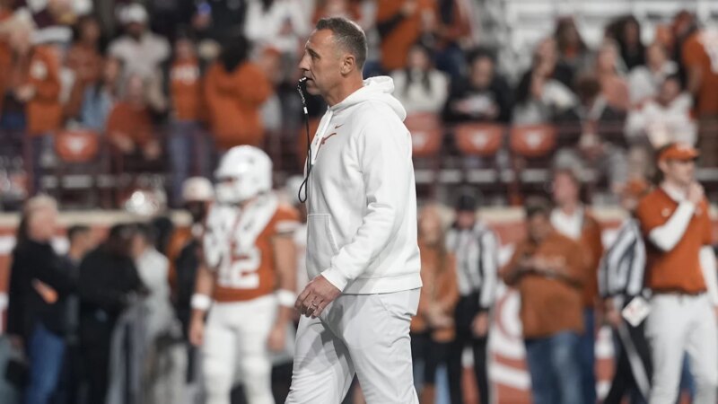 Pelatih kepala asosiasi Florida Gators untuk running back Jabbar Juluke berjalan di lapangan melawan Long Island Sharks selama babak pertama di Stadion Ben Hill Griffin. | Gambar Matt Pendleton-Gambar