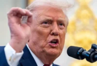 Trump memperluas larangan dan pembatasan perjalanan hingga mencakup 20 negara tambahan

