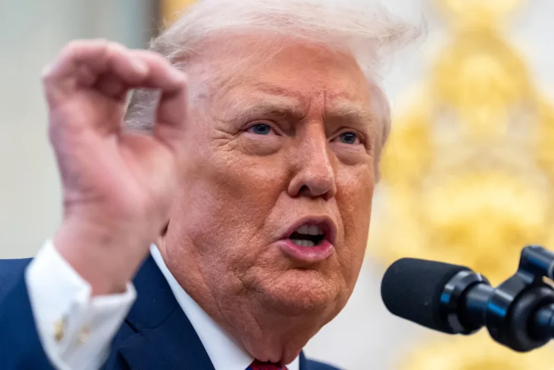 Trump memperluas larangan dan pembatasan perjalanan hingga mencakup 20 negara tambahan

