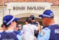 Video kamera dasbor baru menunjukkan pasangan menghadapi pria bersenjata di Pantai Bondi sebelum mengamuk mematikan

