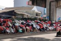 Warga mengeluhkan tumpukan sampah di Ciputat, Tangsel yang sudah 4 hari tidak tertampung

