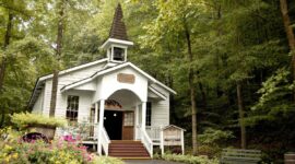 Ya, Anda Dapat Pergi Ke Gereja Di Dollywood—Dan Inilah Alasan Anda Harus Pergi

