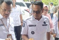 Wakil Bupati Pesisir Selatan Risnaldi Ibrahim bersama Kepala BBPOM di Padang saat meninjau takjil di Bukit Putus Painan