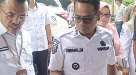 Wakil Bupati Pesisir Selatan Risnaldi Ibrahim bersama Kepala BBPOM di Padang saat meninjau takjil di Bukit Putus Painan