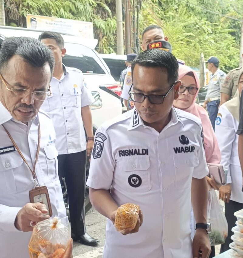 Wakil Bupati Pesisir Selatan Risnaldi Ibrahim bersama Kepala BBPOM di Padang saat meninjau takjil di Bukit Putus Painan