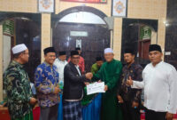 Wakil Bupati Pesisir Selatan Risnaldi Ibrahim saat menyerahkan bantuan secara simbolis.